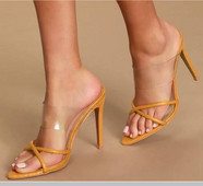 Moodsad kõrge õhukese kontsaga sussid