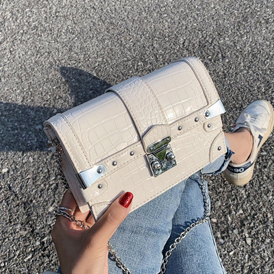 Дамска чанта от еко кожа с метални елементи и дълга дръжка