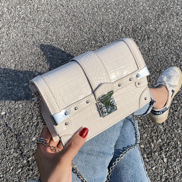 Naiste öko-nahast metallielementide ja pika sangaga kott