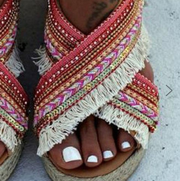 Naiste vabaaja sandaalid narmaste ja tekstiilist rihmadega