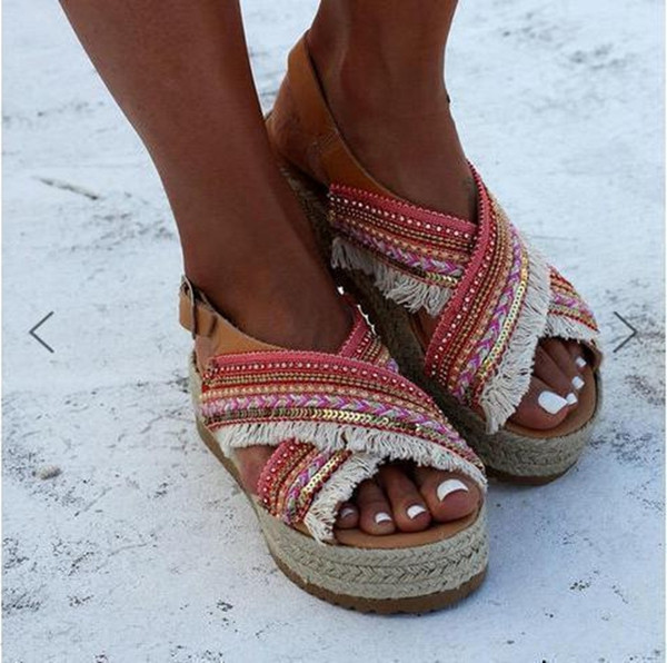Naiste vabaaja sandaalid narmaste ja tekstiilist rihmadega
