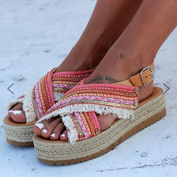 Naiste vabaaja sandaalid narmaste ja tekstiilist rihmadega