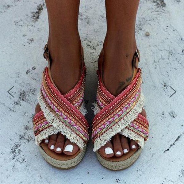 Naiste vabaaja sandaalid narmaste ja tekstiilist rihmadega