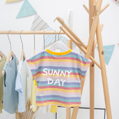 Tricou pentru copii în dungi cu aplicație și decolteu oval