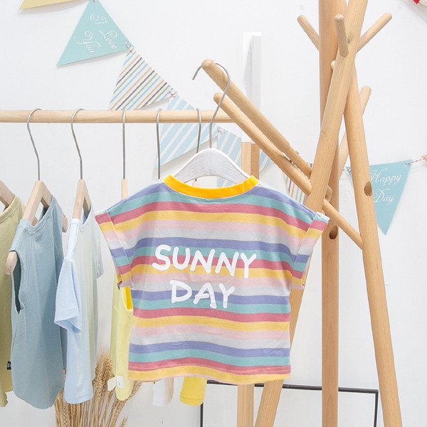 Tricou pentru copii în dungi cu aplicație și decolteu oval