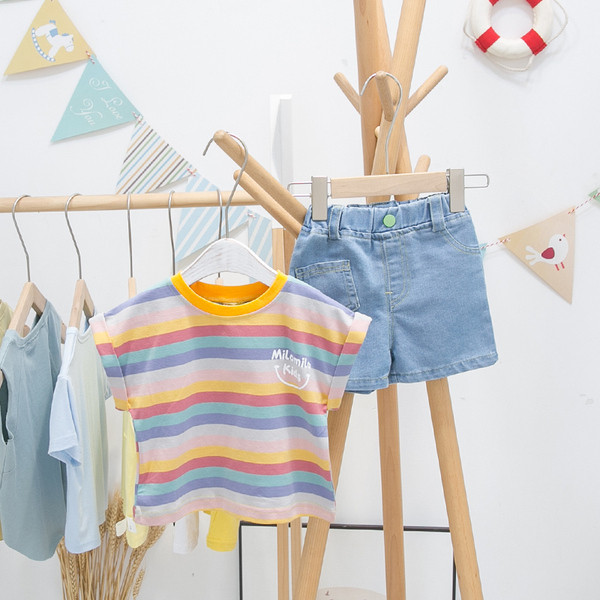 Tricou pentru copii în dungi cu aplicație și decolteu oval