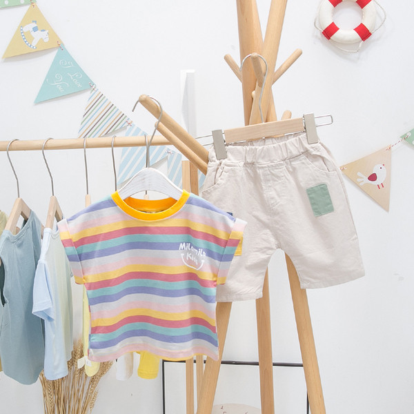 Tricou pentru copii în dungi cu aplicație și decolteu oval