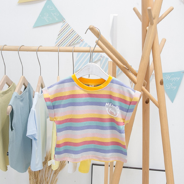 Tricou pentru copii în dungi cu aplicație și decolteu oval