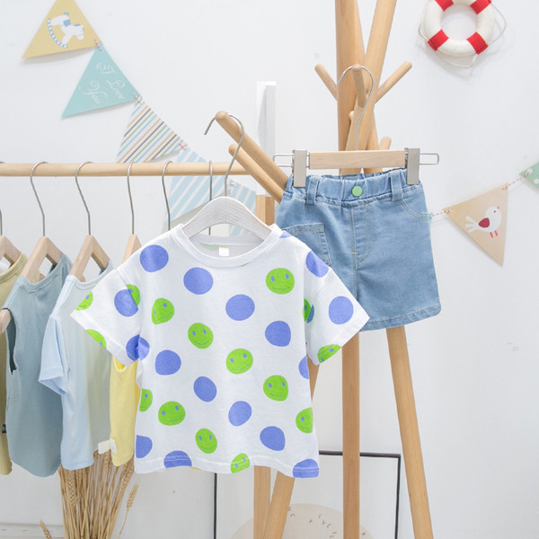 Tricou pentru copii modern cu buline pentru băieți în alb