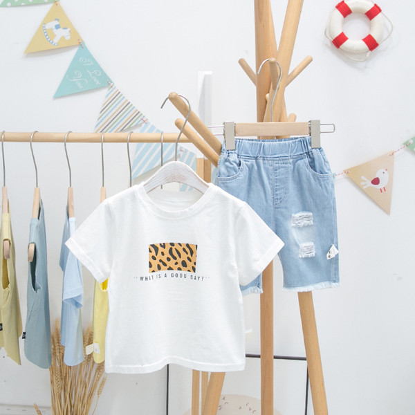 Μοντέρνο παιδικό μπλουζάκι με τύπωμα και κοντά μανίκια για αγόρια