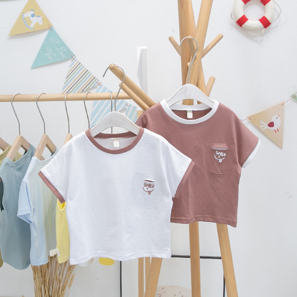 Μοντέρνο παιδικό μπλουζάκι με στρογγυλή λαιμόκοψη για αγόρια με κοντά μανίκια