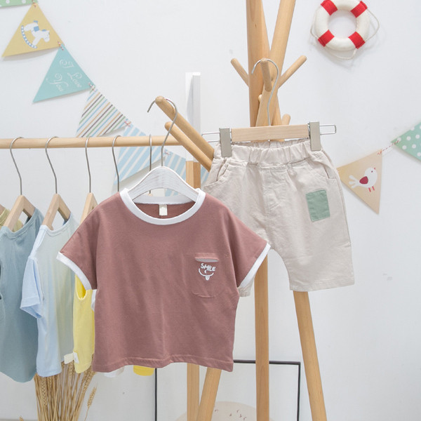 Μοντέρνο παιδικό μπλουζάκι με στρογγυλή λαιμόκοψη για αγόρια με κοντά μανίκια