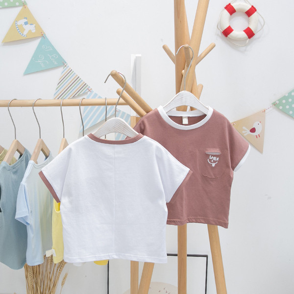 Μοντέρνο παιδικό μπλουζάκι με στρογγυλή λαιμόκοψη για αγόρια με κοντά μανίκια