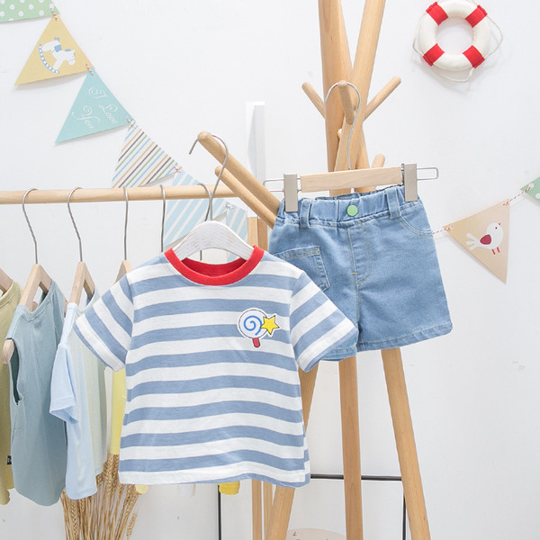 Casual παιδικό ριγέ μπλουζάκι με στρογγυλή λαιμόκοψη