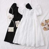 Naiste spitsikaela ja lühikeste varrukatega kleit