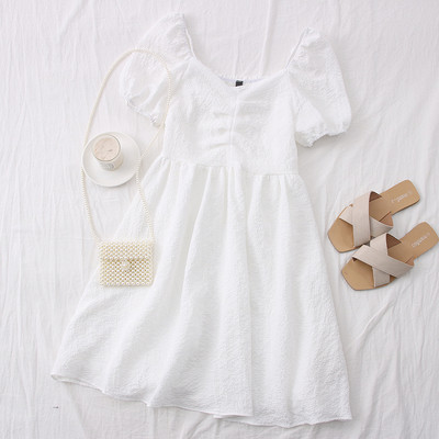 Naiste spitsikaela ja lühikeste varrukatega kleit