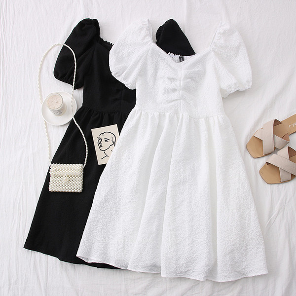 Naiste spitsikaela ja lühikeste varrukatega kleit