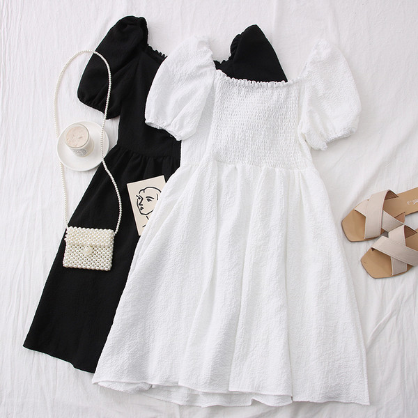 Naiste spitsikaela ja lühikeste varrukatega kleit