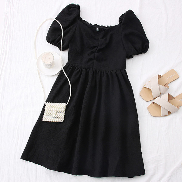 Naiste spitsikaela ja lühikeste varrukatega kleit