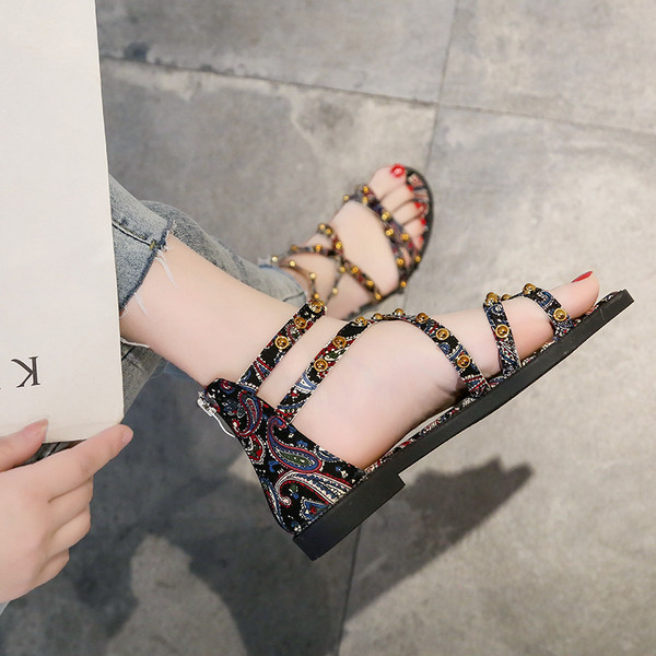 Naiste aasade ja ristrihmadega sandaalid