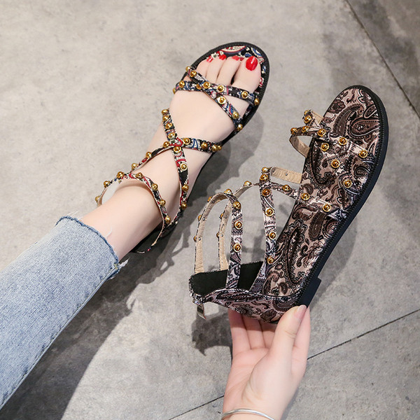 Naiste aasade ja ristrihmadega sandaalid