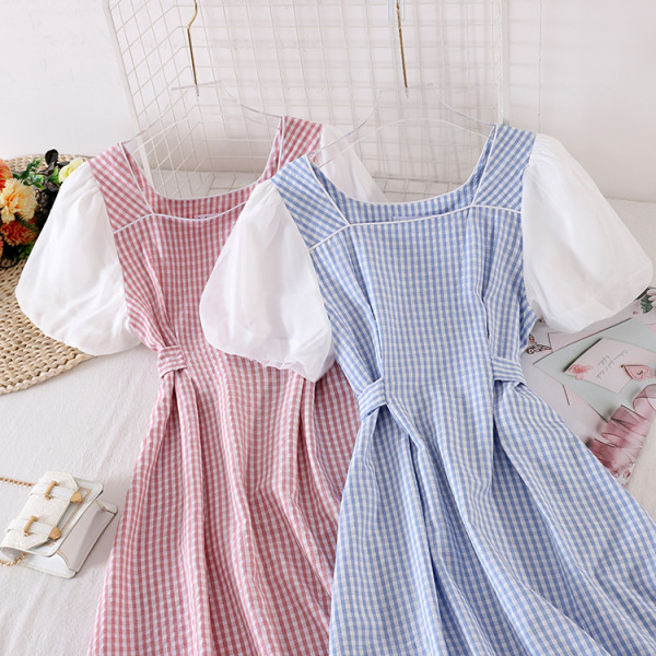 Дълга дамска карирана рокля с къс ръкав и квадратно деколте 