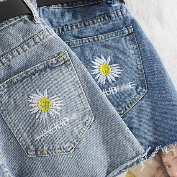 Къси дънкови панталони с висока талия, скъсани мотиви и бродерия