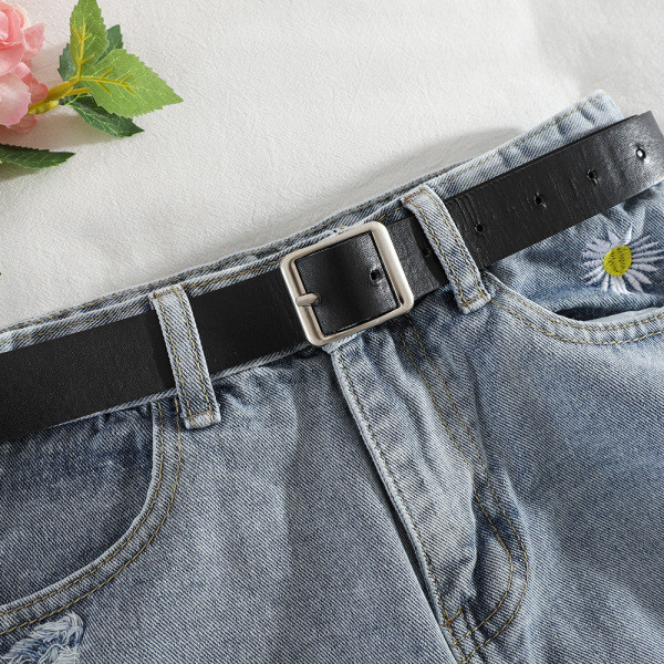 Къси дънкови панталони с висока талия, скъсани мотиви и бродерия