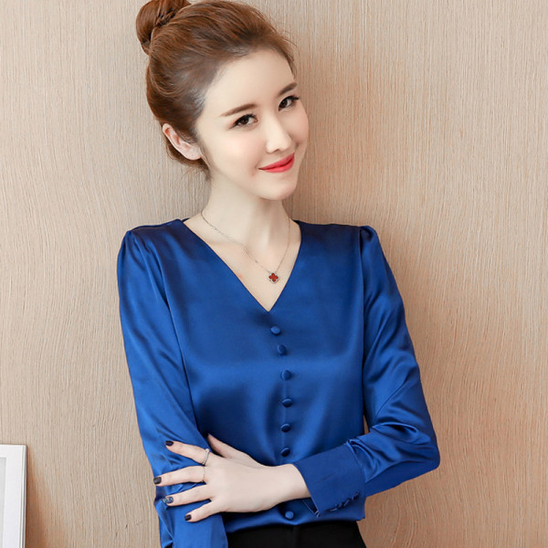 Сатенена дамска риза с копчета и V-образно деколте