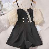 Moderan crni ženski kombinezon sa spuštenim rukavima i gumbima