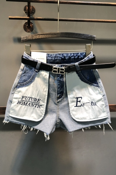 Актуални дамски къси панталони с елемент бродерия на джобовете 