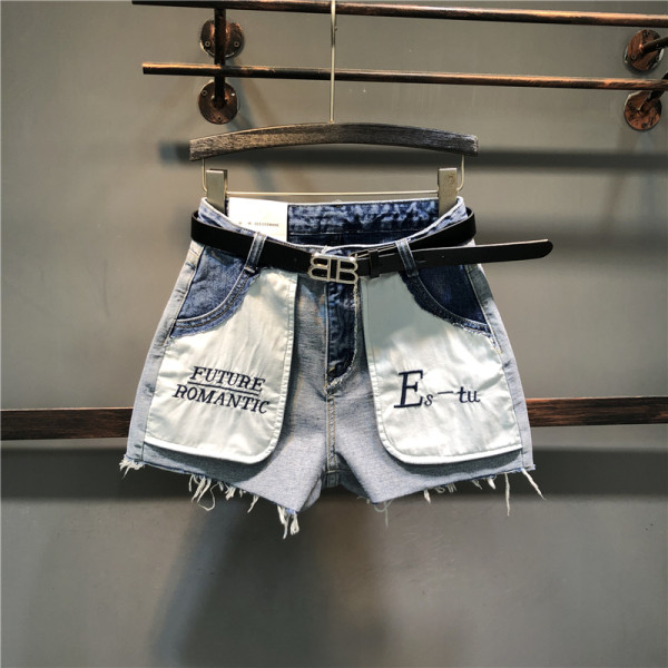 Актуални дамски къси панталони с елемент бродерия на джобовете 