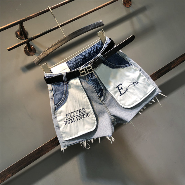 Актуални дамски къси панталони с елемент бродерия на джобовете 