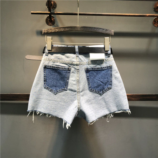 Актуални дамски къси панталони с елемент бродерия на джобовете 