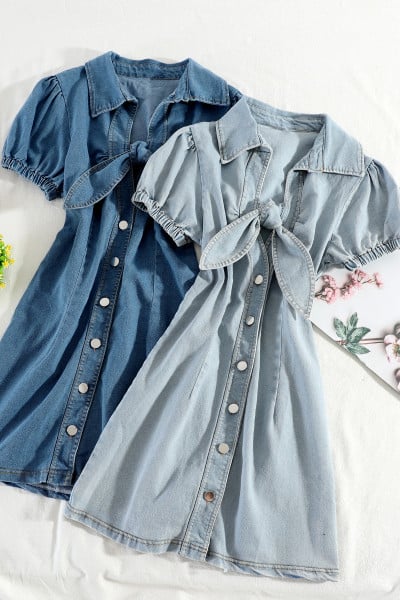 Дънкова дамска рокля с къс ръкав и панделка 