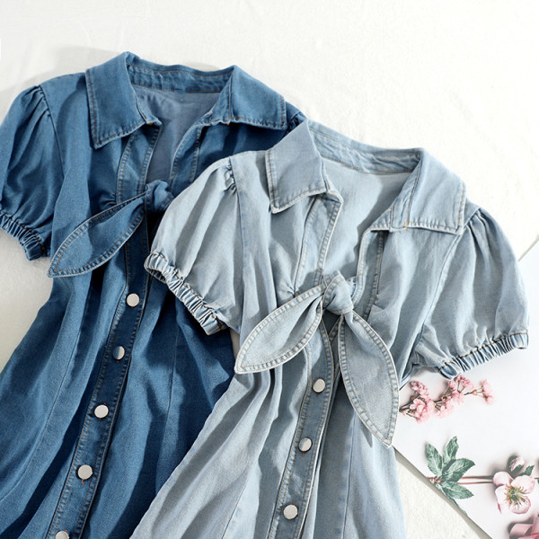 Дънкова дамска рокля с къс ръкав и панделка 