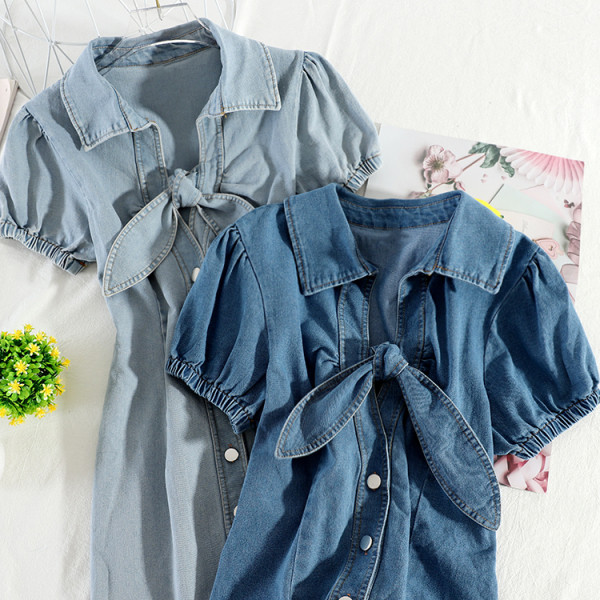 Дънкова дамска рокля с къс ръкав и панделка 