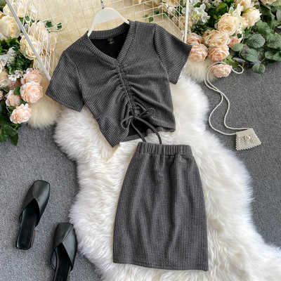 Ежедневен дамски комплект включващ тениска с връзки и пола с висока талия