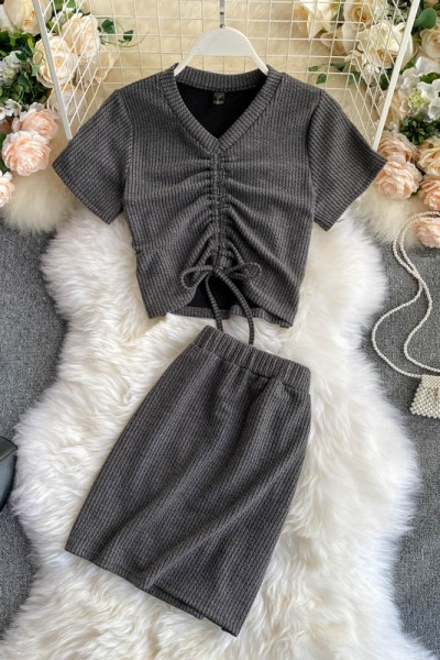 Ежедневен дамски комплект включващ тениска с връзки и пола с висока талия