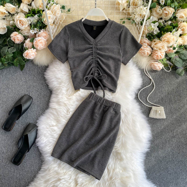 Ежедневен дамски комплект включващ тениска с връзки и пола с висока талия