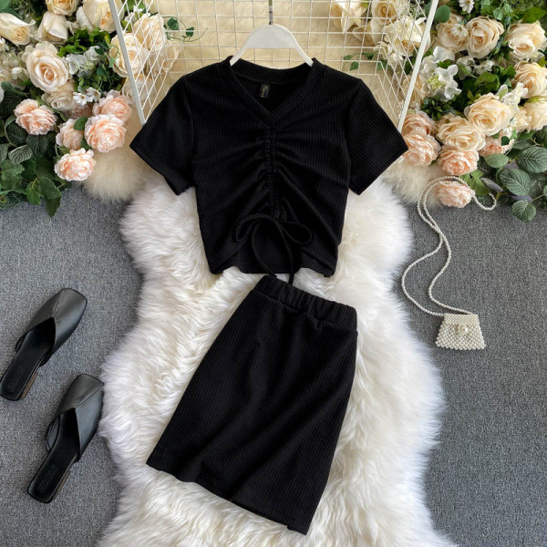 Ежедневен дамски комплект включващ тениска с връзки и пола с висока талия