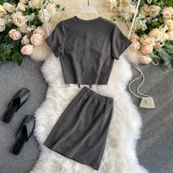 Ежедневен дамски комплект включващ тениска с връзки и пола с висока талия