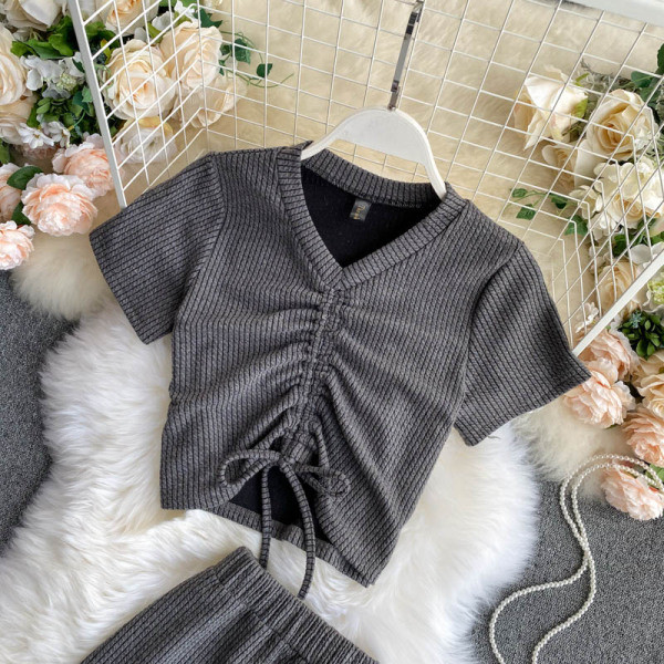 Ежедневен дамски комплект включващ тениска с връзки и пола с висока талия