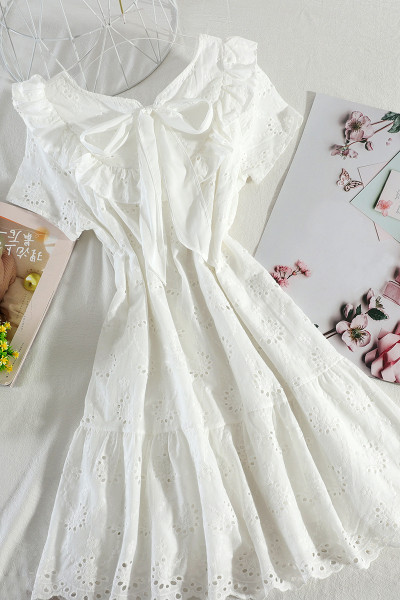 Бяла дамска рокля с яка с панделка 