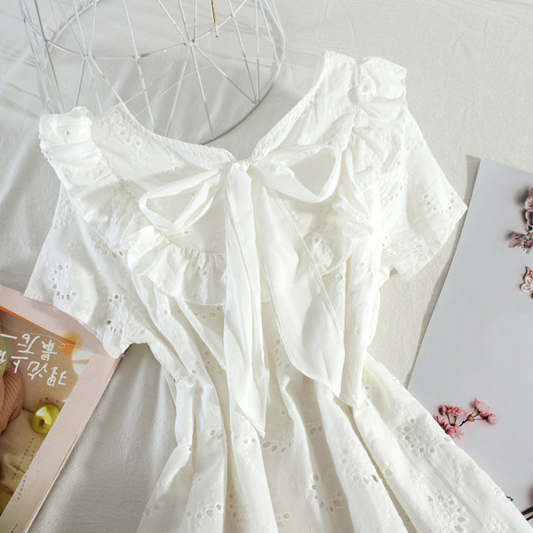 Бяла дамска рокля с яка с панделка 