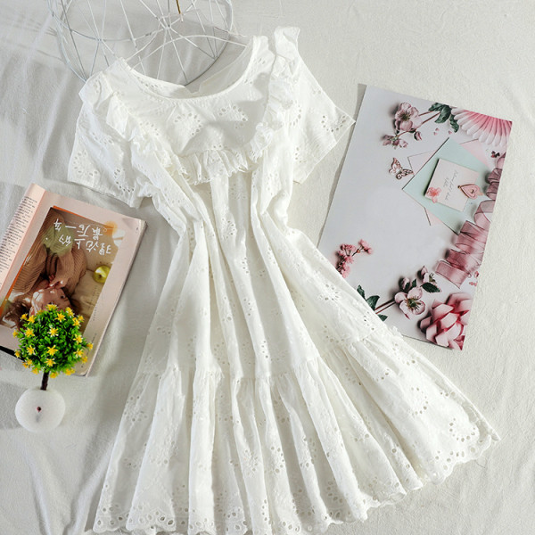 Бяла дамска рокля с яка с панделка 