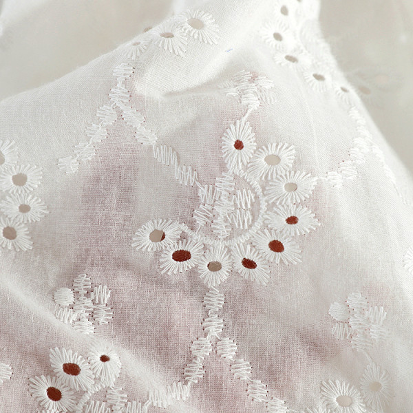 Бяла дамска рокля с яка с панделка 