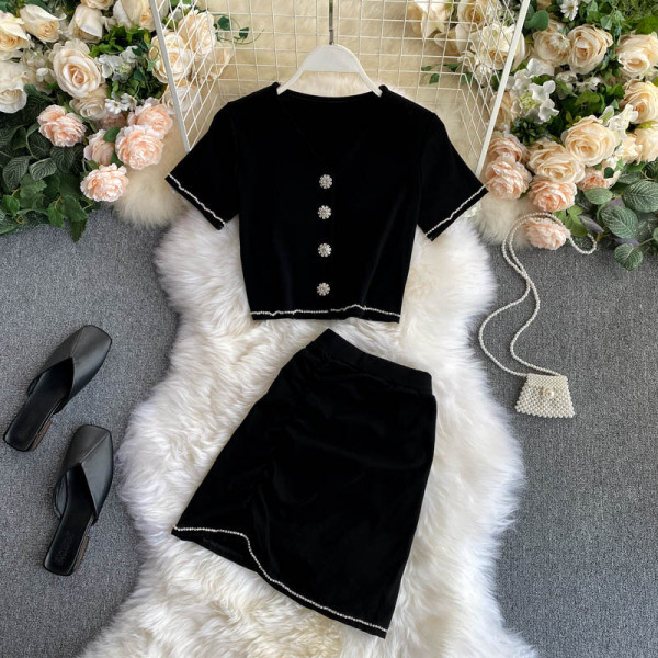 Черен дамски комплект от две части - къса жилетка и пола с висока талия