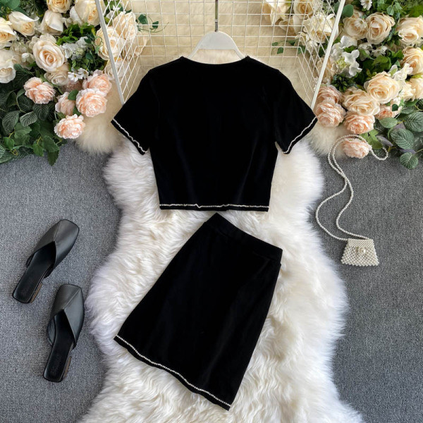 Черен дамски комплект от две части - къса жилетка и пола с висока талия