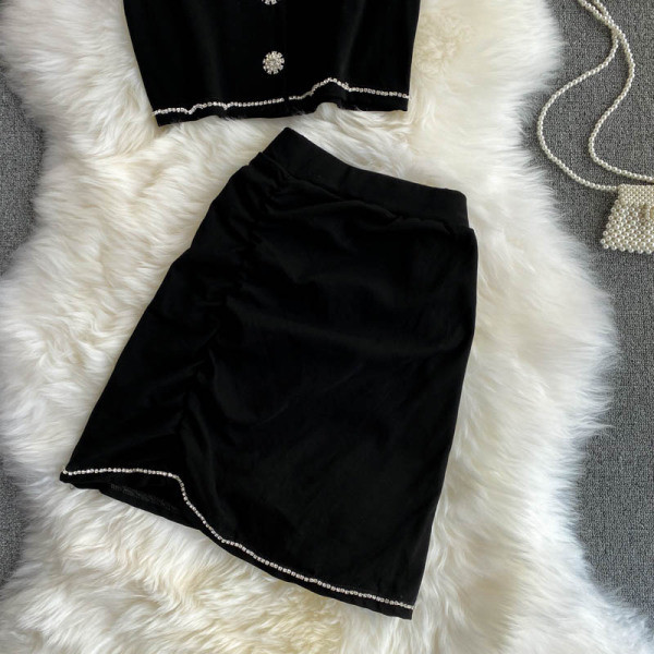 Черен дамски комплект от две части - къса жилетка и пола с висока талия